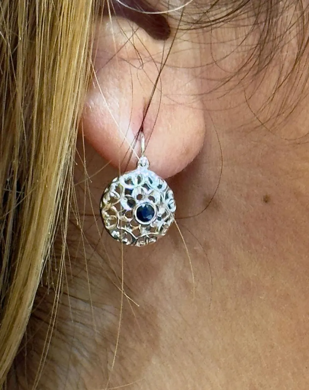 Boucles d’oreilles dormeuses or blanc saphirs