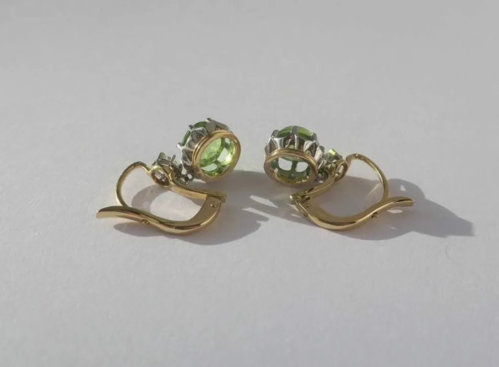 Boucles d’oreilles dormeuses anciennes diamant cabochon péridot