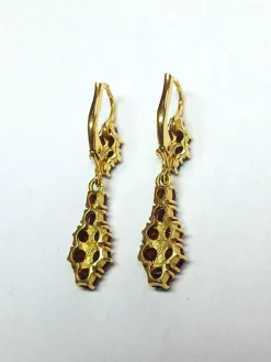 Boucles d'oreilles dormeuses en or jaune et grenats de perpignan