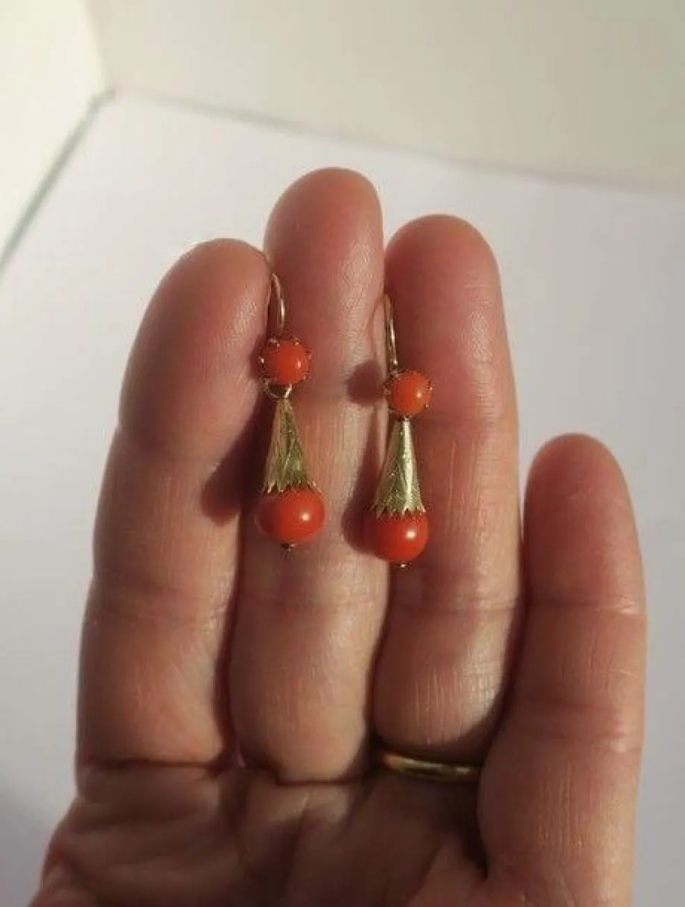 Boucles d’oreilles dormeuses pendantes XIXe corail