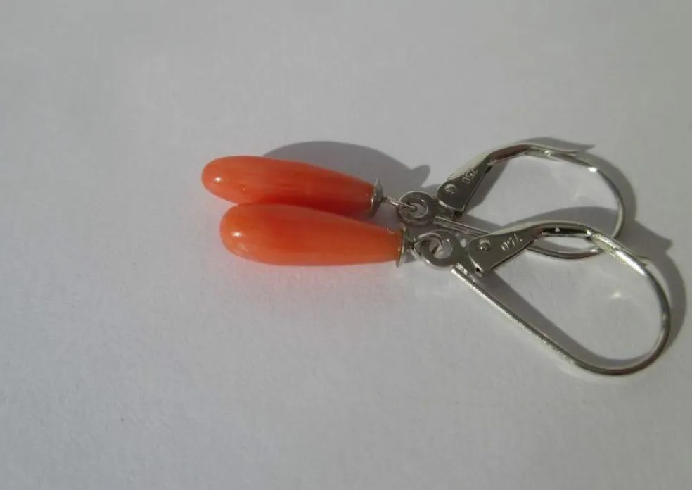 Boucles d’oreilles dormeuses pendantes or blanc corail