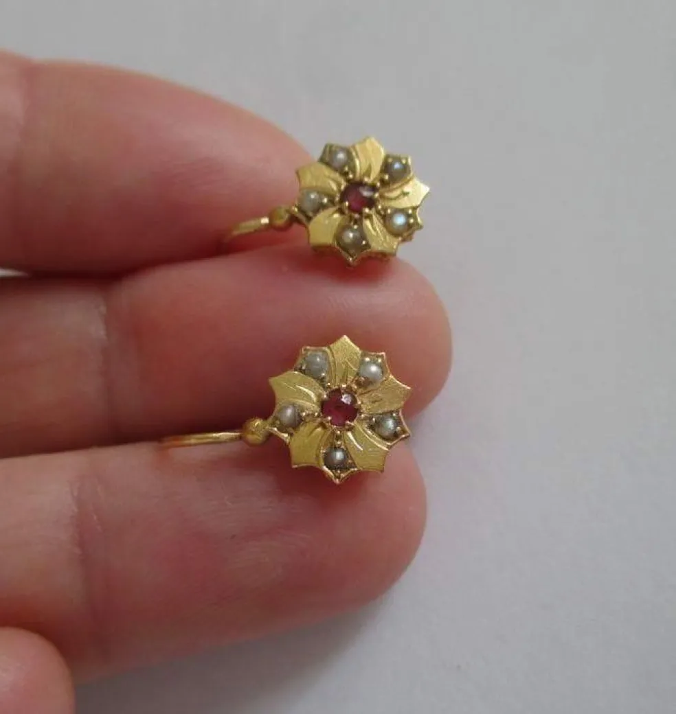 Boucles d’oreilles dormeuses 19e siècle, fleur or rose