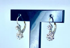 Boucles d’oreilles dormeuses en or blanc en pierres blanches