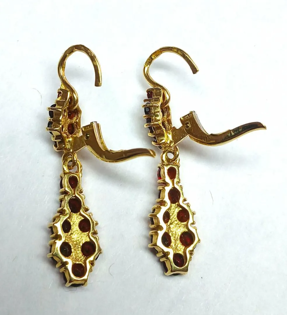 Boucles d'oreilles dormeuses en or jaune et grenats de perpignan