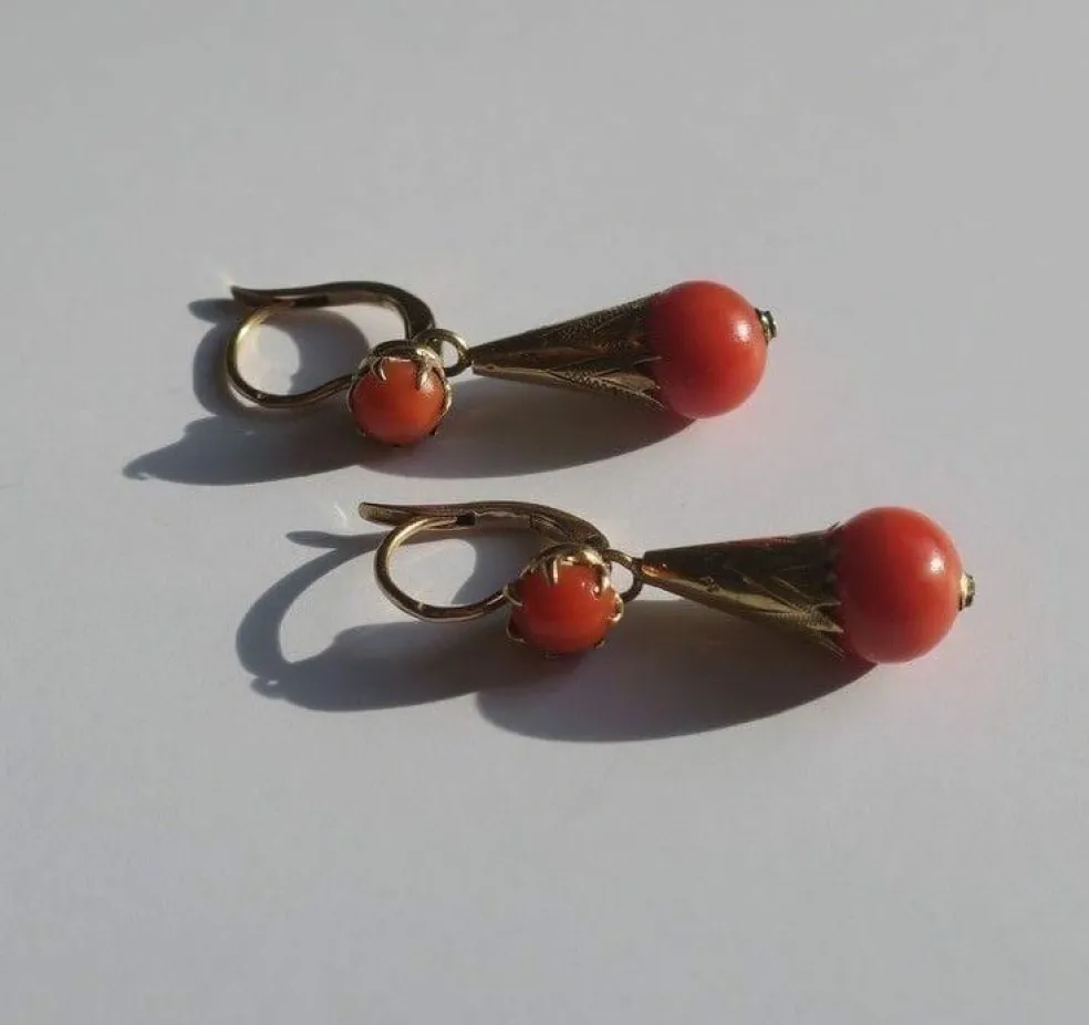 Boucles d’oreilles dormeuses pendantes XIXe corail