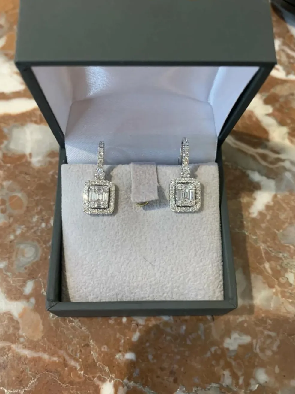 Boucles d’oreilles dormeuses diamants or gris