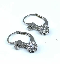 Boucles d’oreilles dormeuses en or blanc en pierres blanches