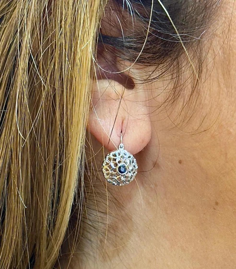 Boucles d’oreilles dormeuses or blanc saphirs