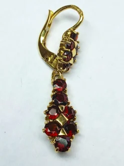 Boucles d'oreilles dormeuses en or jaune et grenats de perpignan