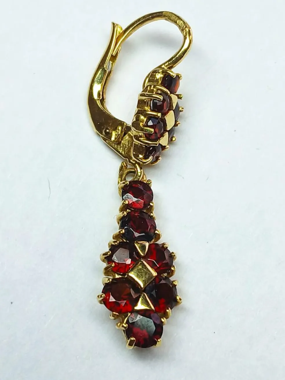 Boucles d'oreilles dormeuses en or jaune et grenats de perpignan