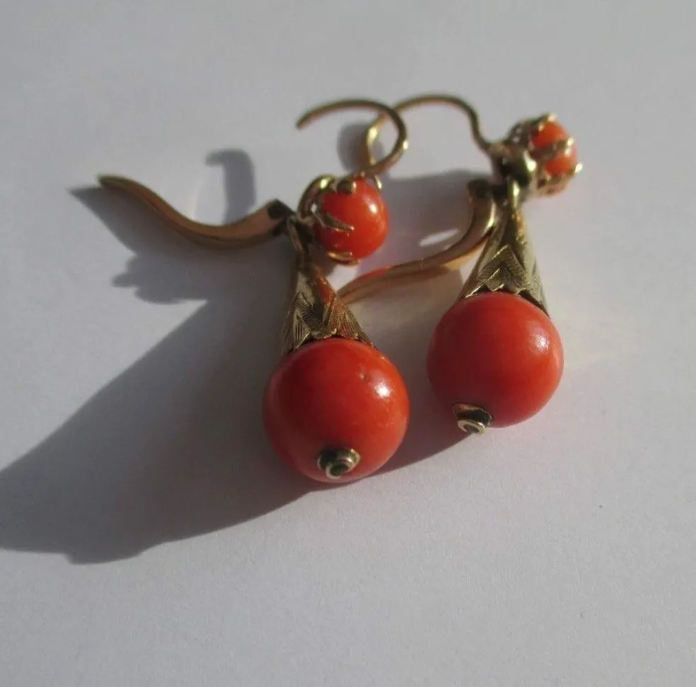 Boucles d’oreilles dormeuses pendantes XIXe corail