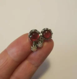 Boucles d’oreilles dormeuses or blanc, platine, grenat, opale
