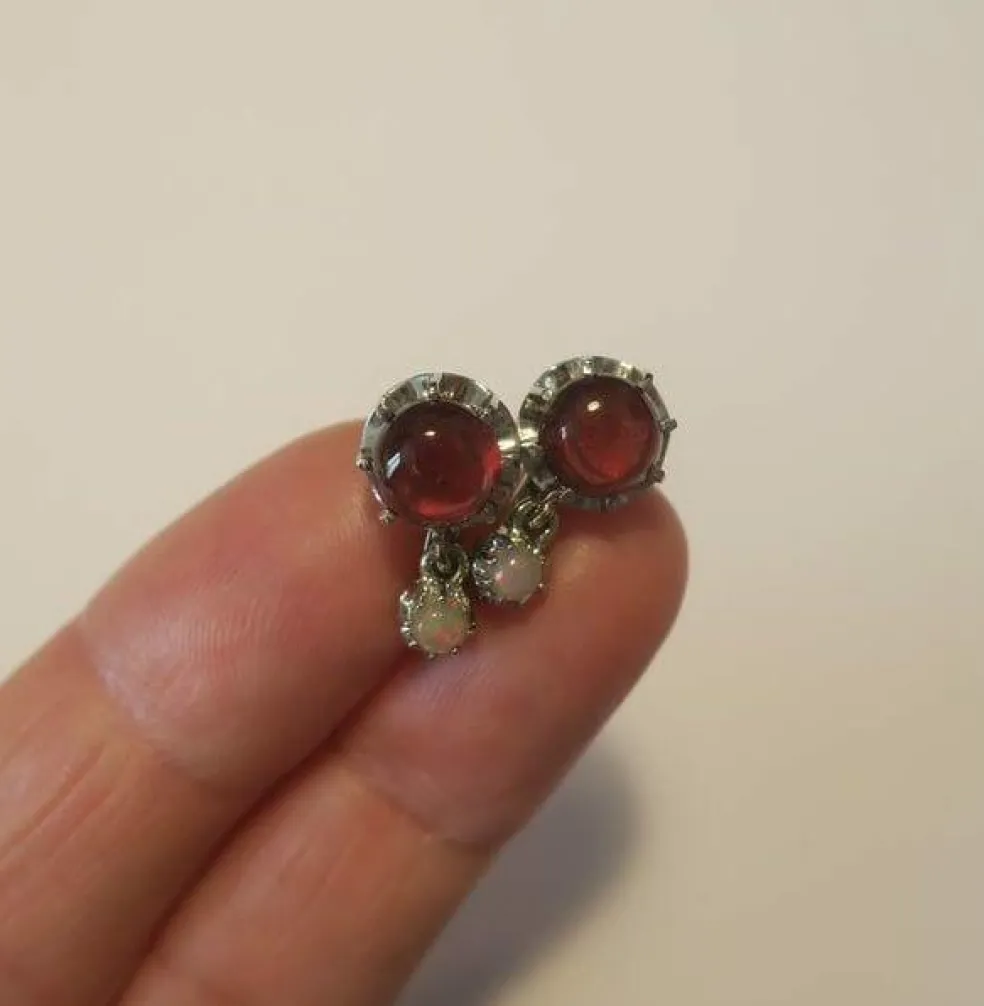 Boucles d’oreilles dormeuses or blanc, platine, grenat, opale