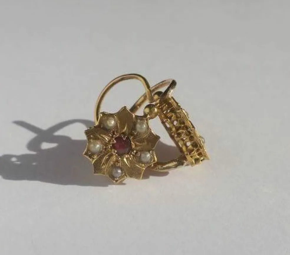 Boucles d’oreilles dormeuses 19e siècle, fleur or rose