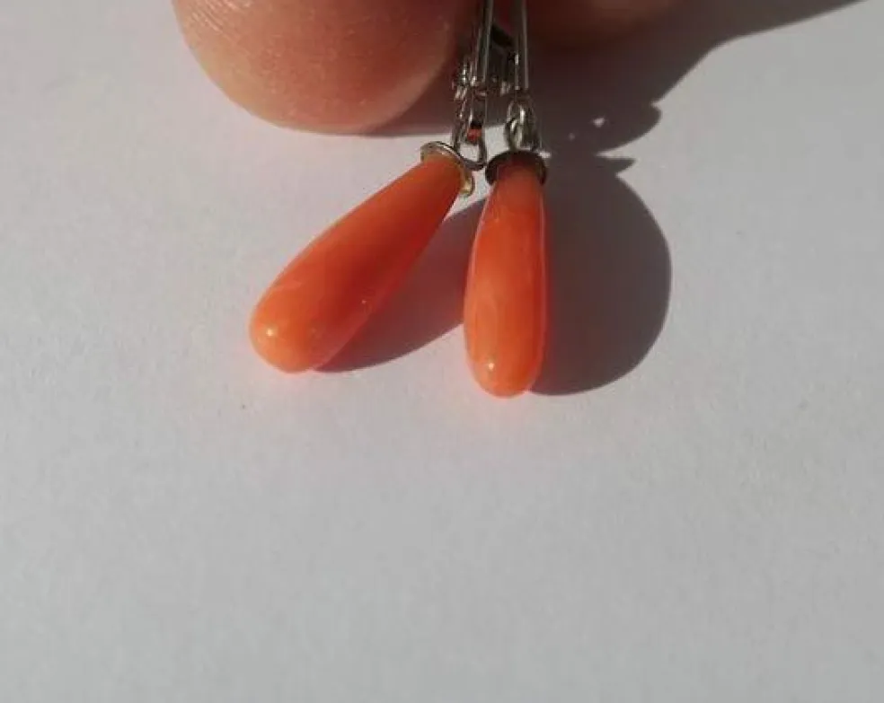 Boucles d’oreilles dormeuses pendantes or blanc corail
