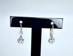 Boucles d’oreilles dormeuses en or blanc en pierres blanches