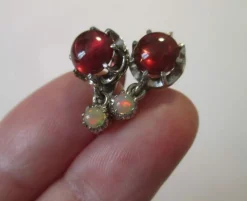 Boucles d’oreilles dormeuses or blanc, platine, grenat, opale