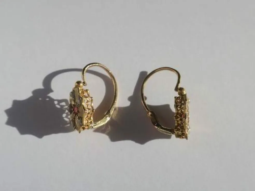 Boucles d’oreilles dormeuses 19e siècle, fleur or rose