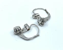 Boucles d’oreilles dormeuses en or blanc en pierres blanches