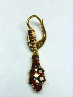 Boucles d'oreilles dormeuses en or jaune et grenats de perpignan