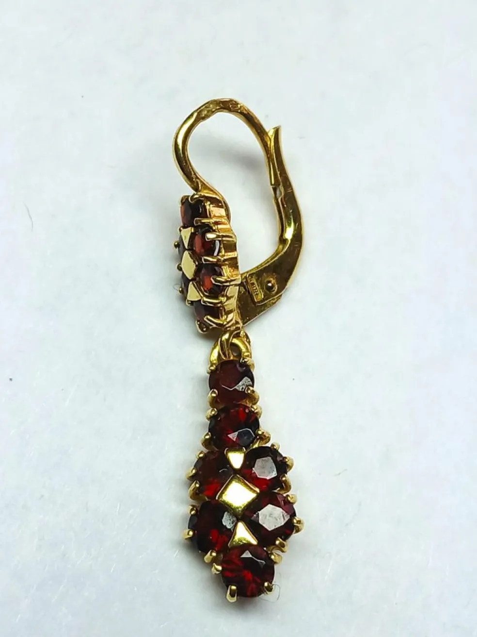Boucles d'oreilles dormeuses en or jaune et grenats de perpignan