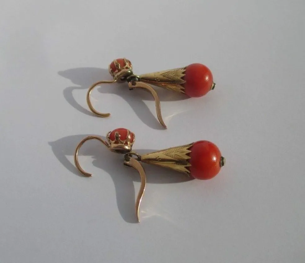 Boucles d’oreilles dormeuses pendantes XIXe corail