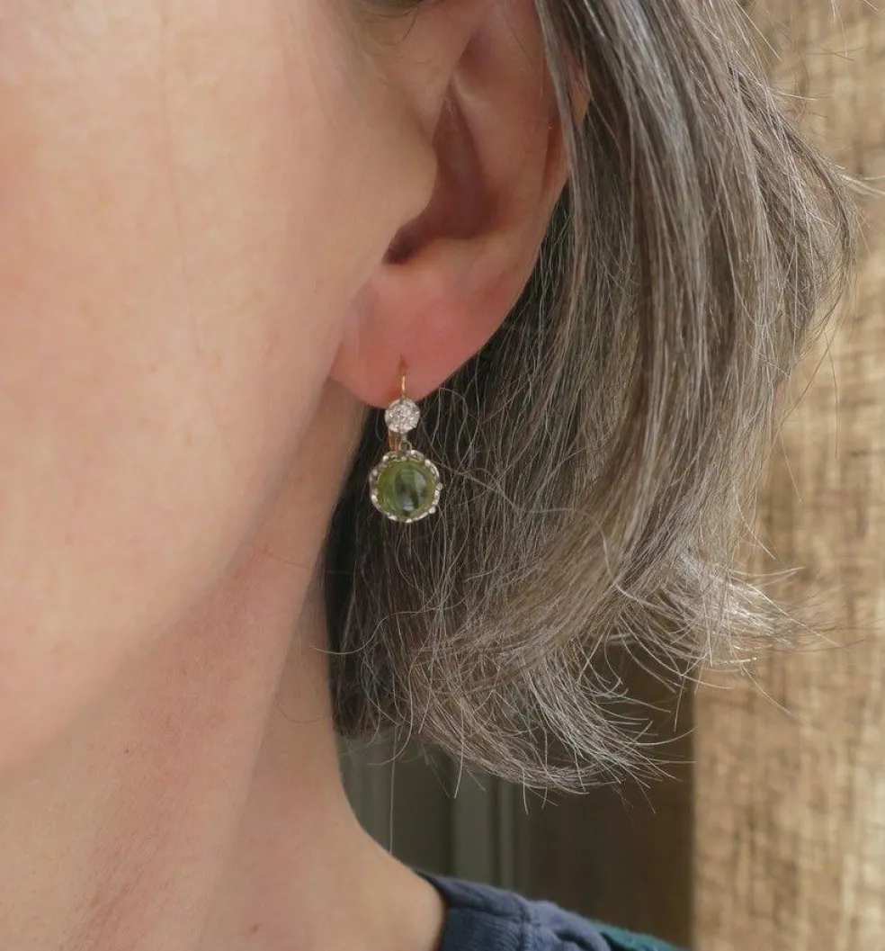 Boucles d’oreilles dormeuses anciennes diamant cabochon péridot