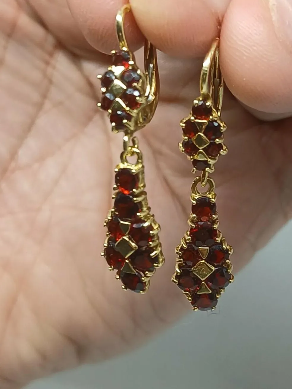 Boucles d'oreilles dormeuses en or jaune et grenats de perpignan