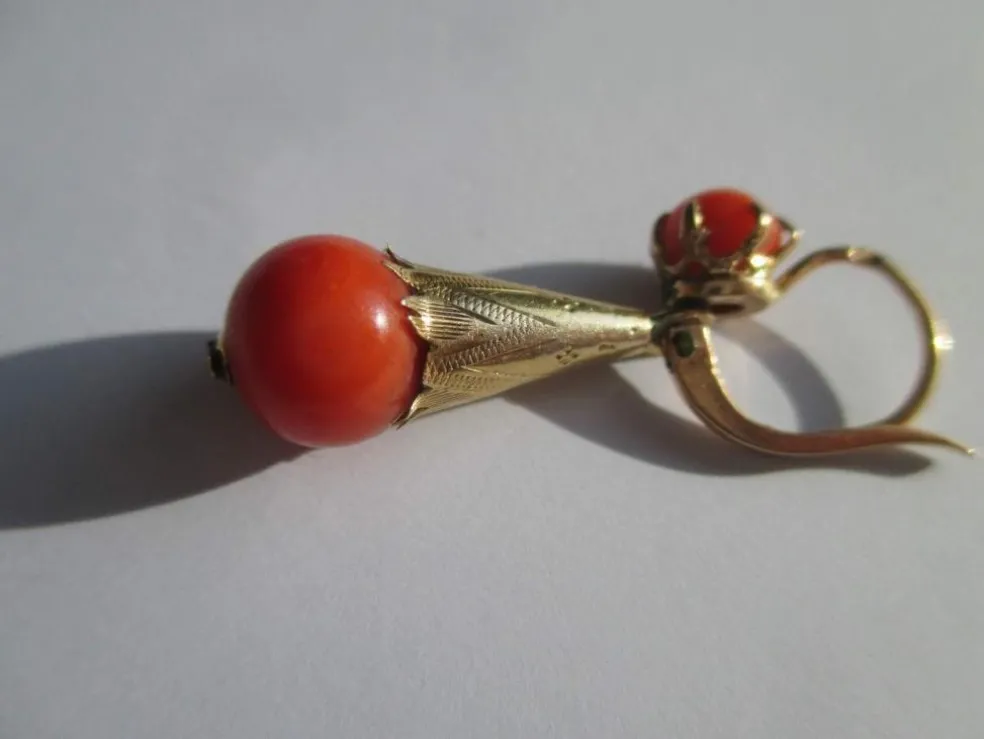 Boucles d’oreilles dormeuses pendantes XIXe corail
