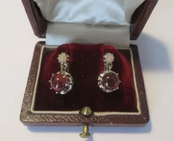 Boucles d’oreilles dormeuses or blanc, platine, grenat, opale
