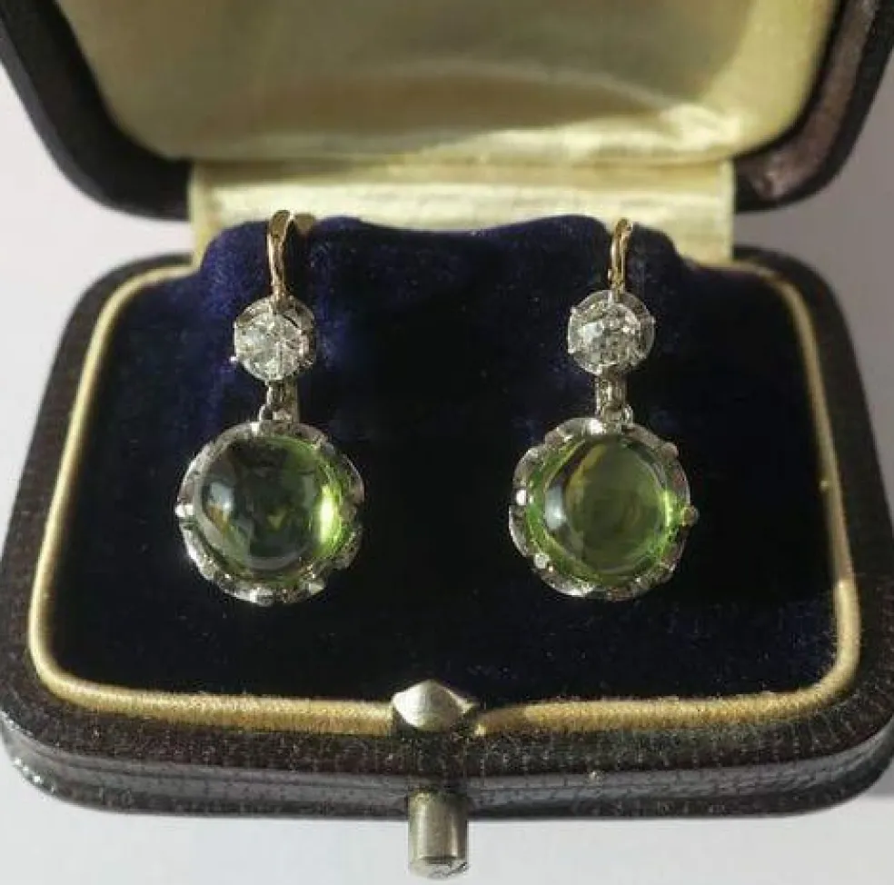 Boucles d’oreilles dormeuses anciennes diamant cabochon péridot