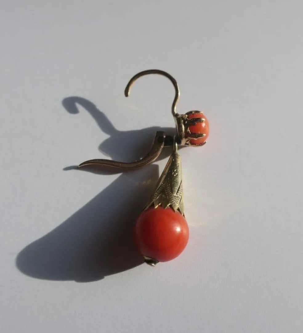 Boucles d’oreilles dormeuses pendantes XIXe corail