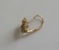 Boucles d’oreilles dormeuses 19e siècle, fleur or rose