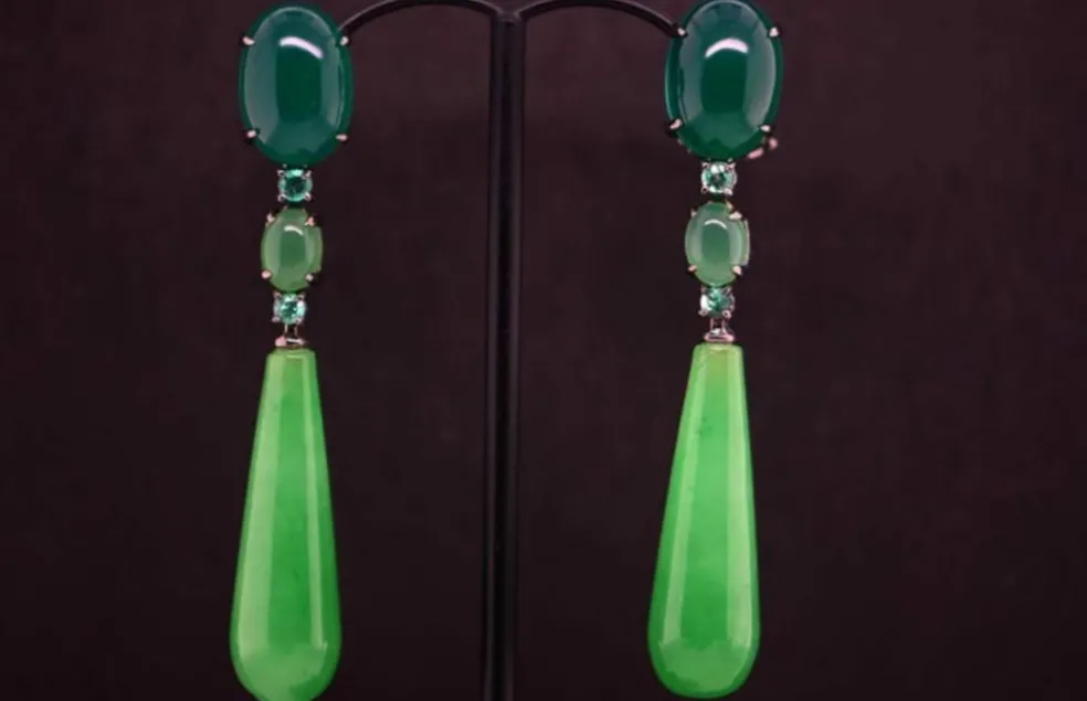Boucles d'oreilles en agate verte et jade, serties d'émeraudes 32 carats