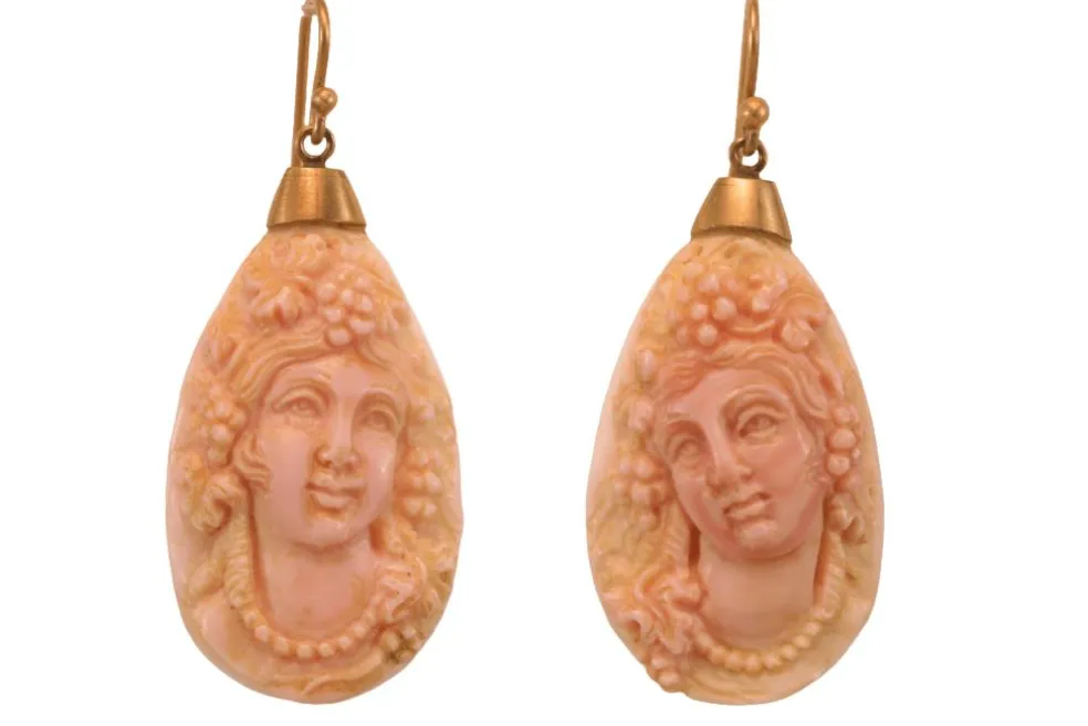Boucles d'oreilles en or avec camées de corail antiques