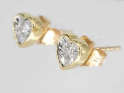 Boucles d'oreilles en or avec un diamant taille brillant en forme de cœur