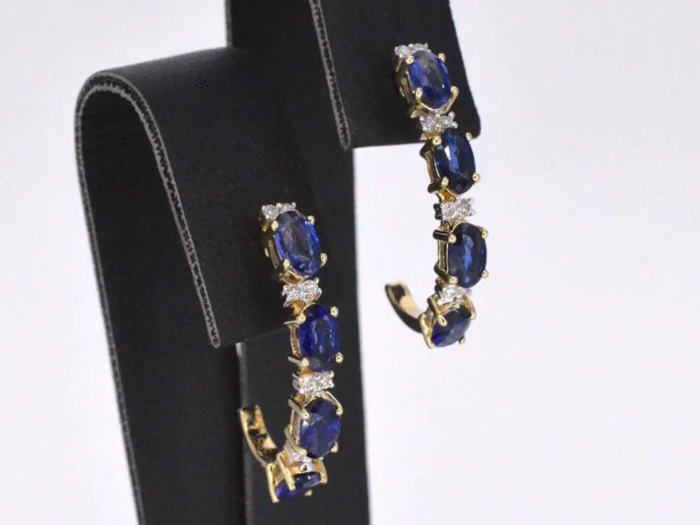 Boucles d'oreilles en or avec diamants et saphir