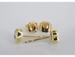 Boucles d'oreilles en or avec un diamant taille brillant en forme de cœur