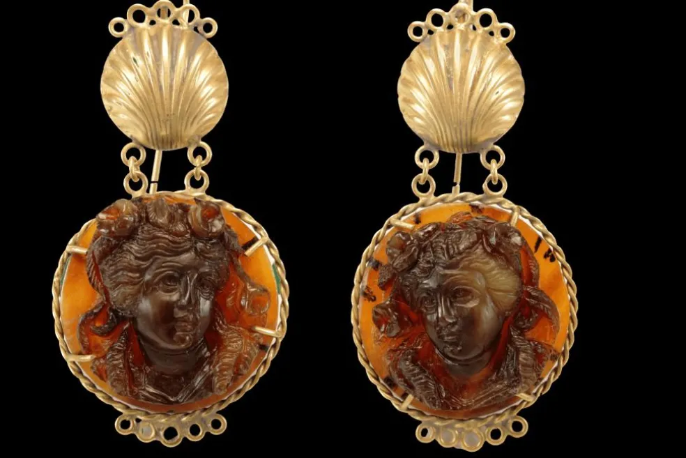 Boucles d'oreilles en or avec camées en écaille de tortue antiques