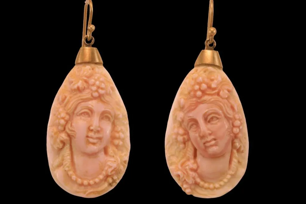 Boucles d'oreilles en or avec camées de corail antiques