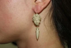 Boucles d'oreilles en or avec camées de lave antiques