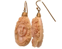 Boucles d'oreilles en or avec camées de corail antiques