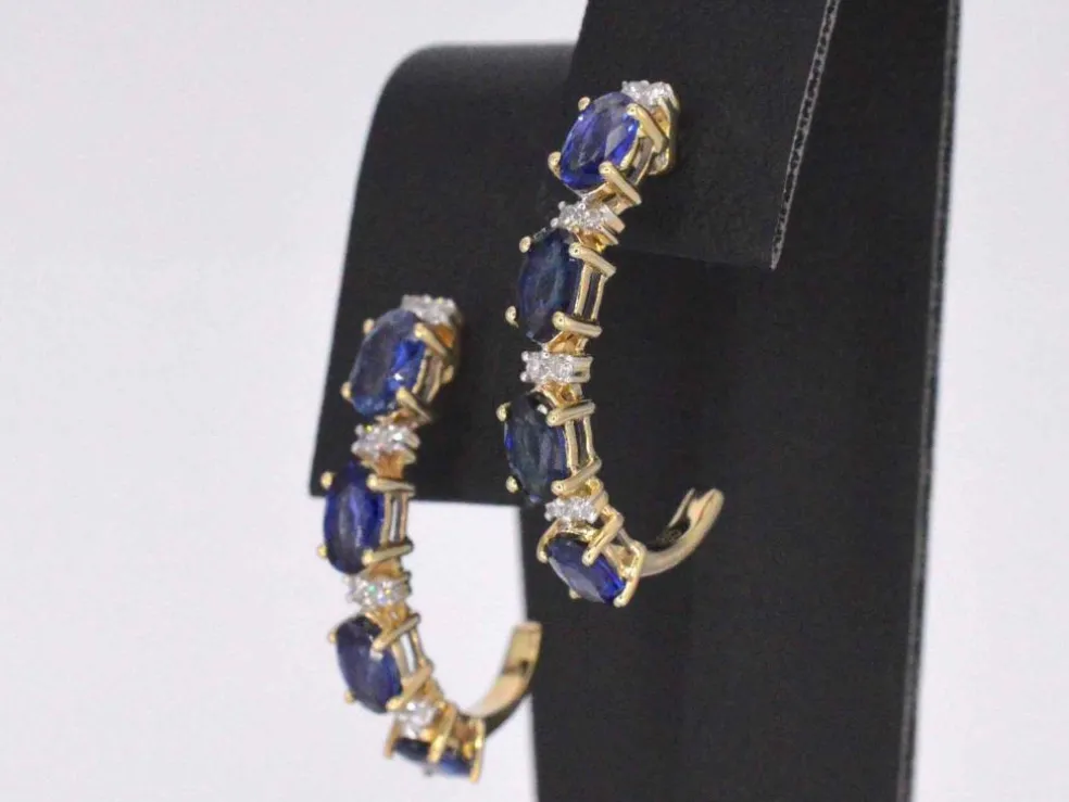 Boucles d'oreilles en or avec diamants et saphir
