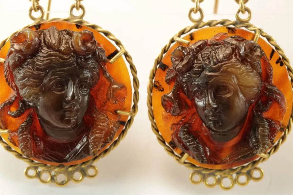 Boucles d'oreilles en or avec camées en écaille de tortue antiques