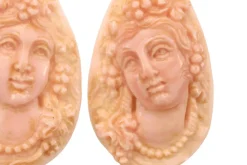 Boucles d'oreilles en or avec camées de corail antiques