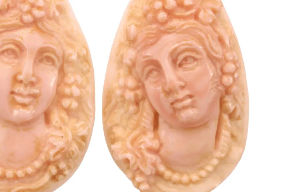 Boucles d'oreilles en or avec camées de corail antiques