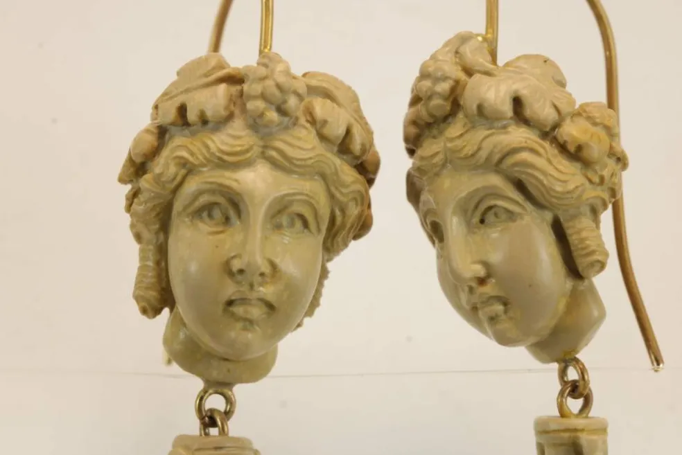 Boucles d'oreilles en or avec camées de lave antiques