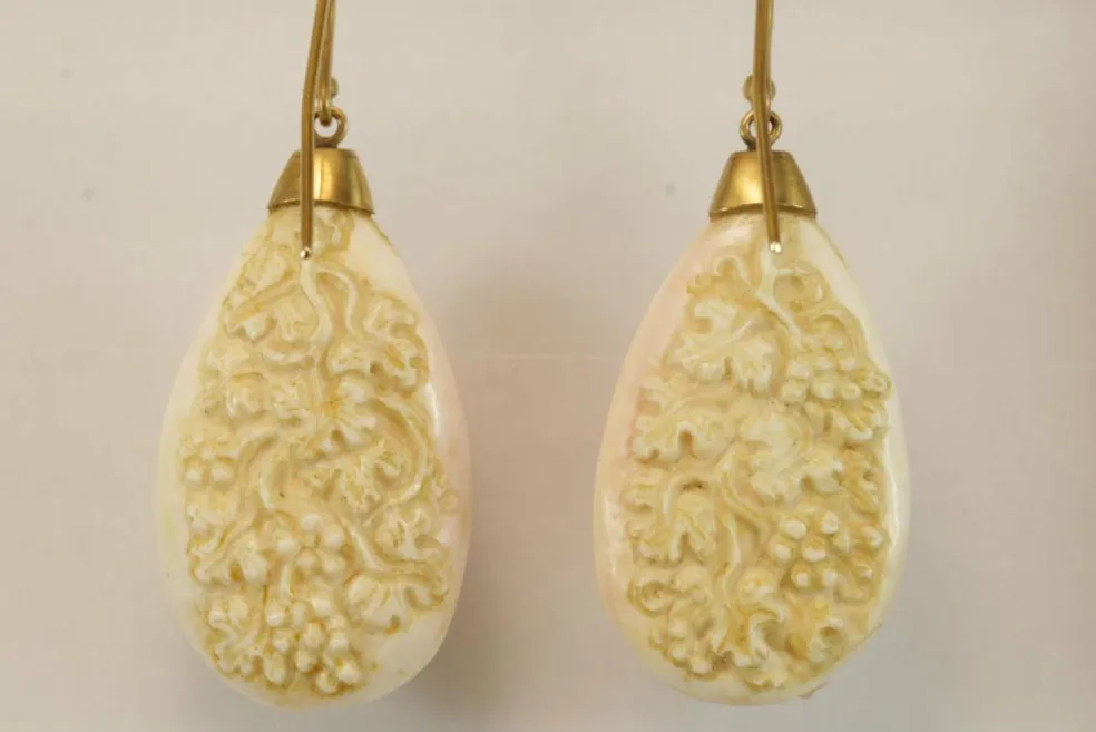 Boucles d'oreilles en or avec camées de corail antiques