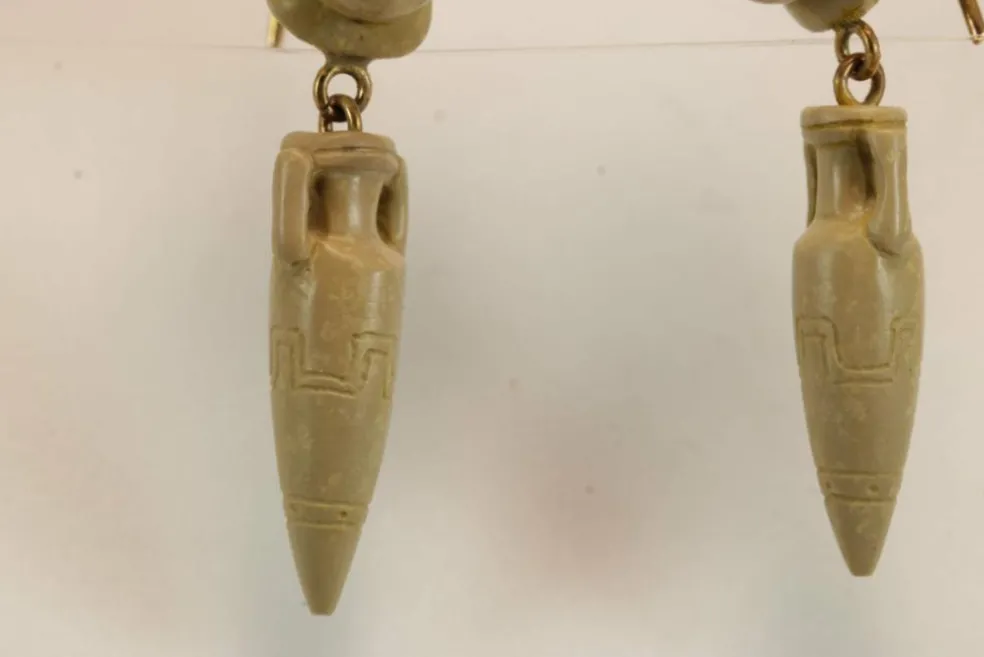 Boucles d'oreilles en or avec camées de lave antiques