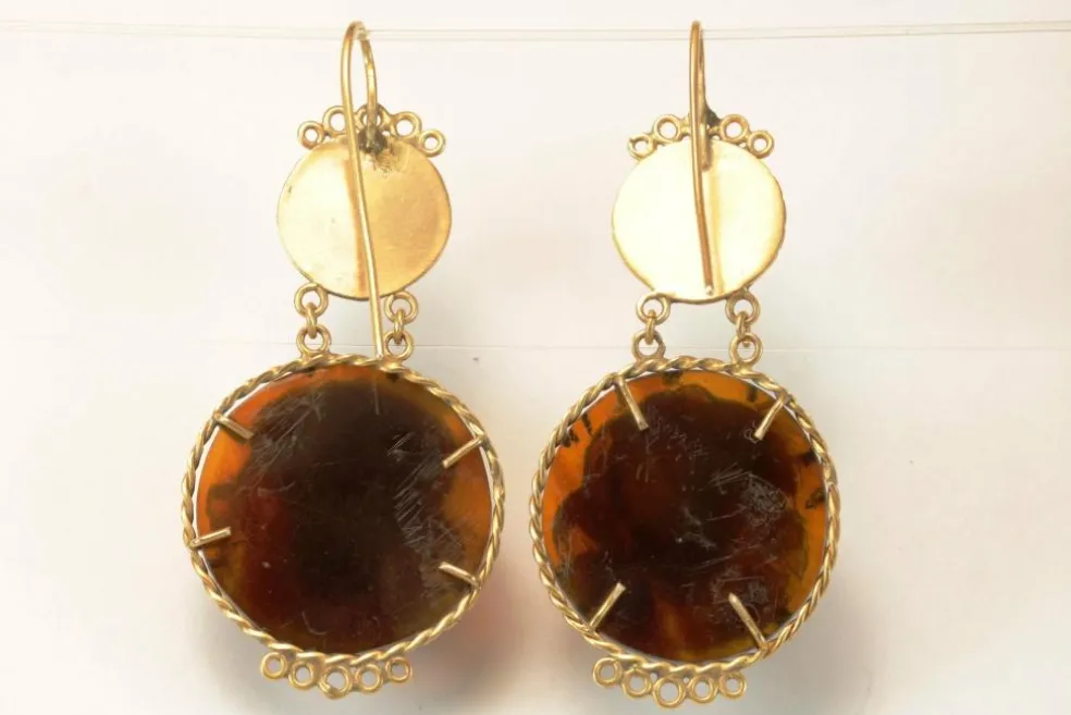 Boucles d'oreilles en or avec camées en écaille de tortue antiques